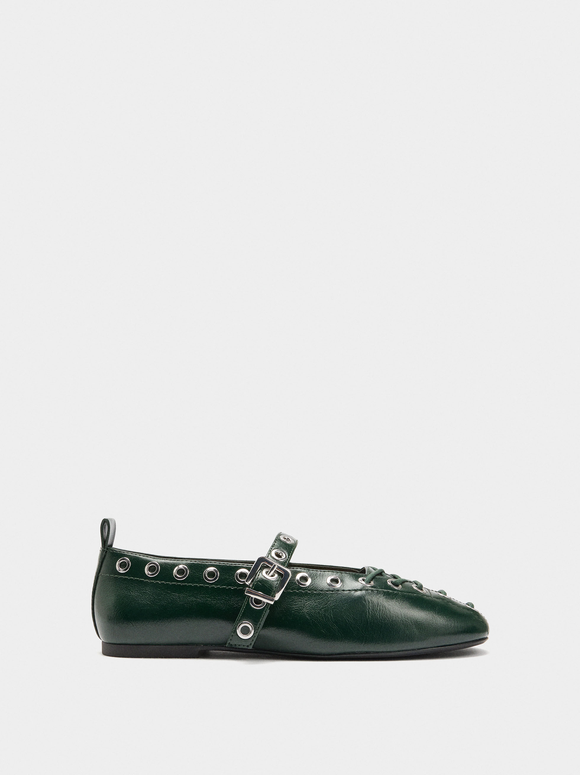 Zapatillas con tachas entrelazadas