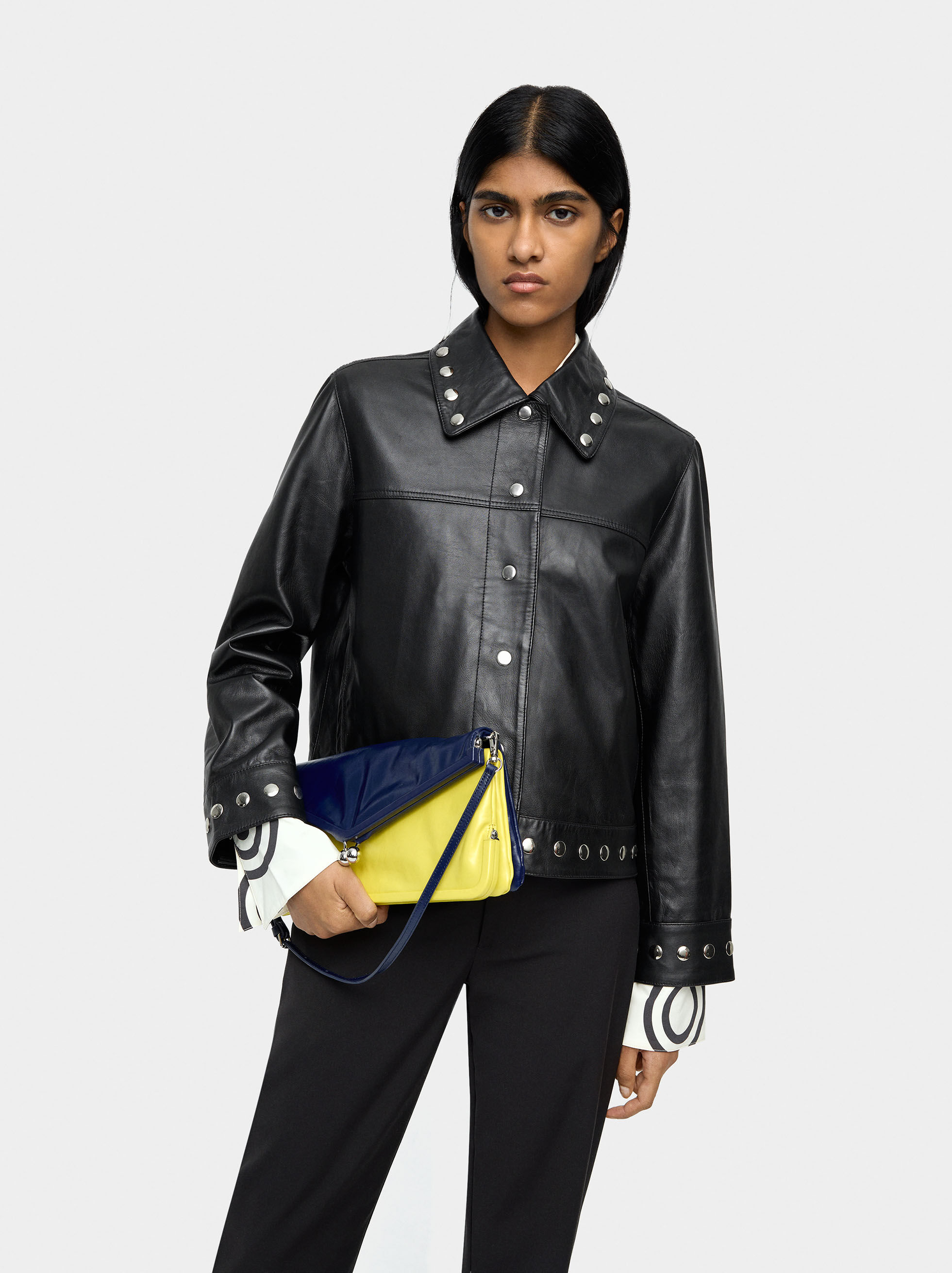 Chaqueta de piel con tachas