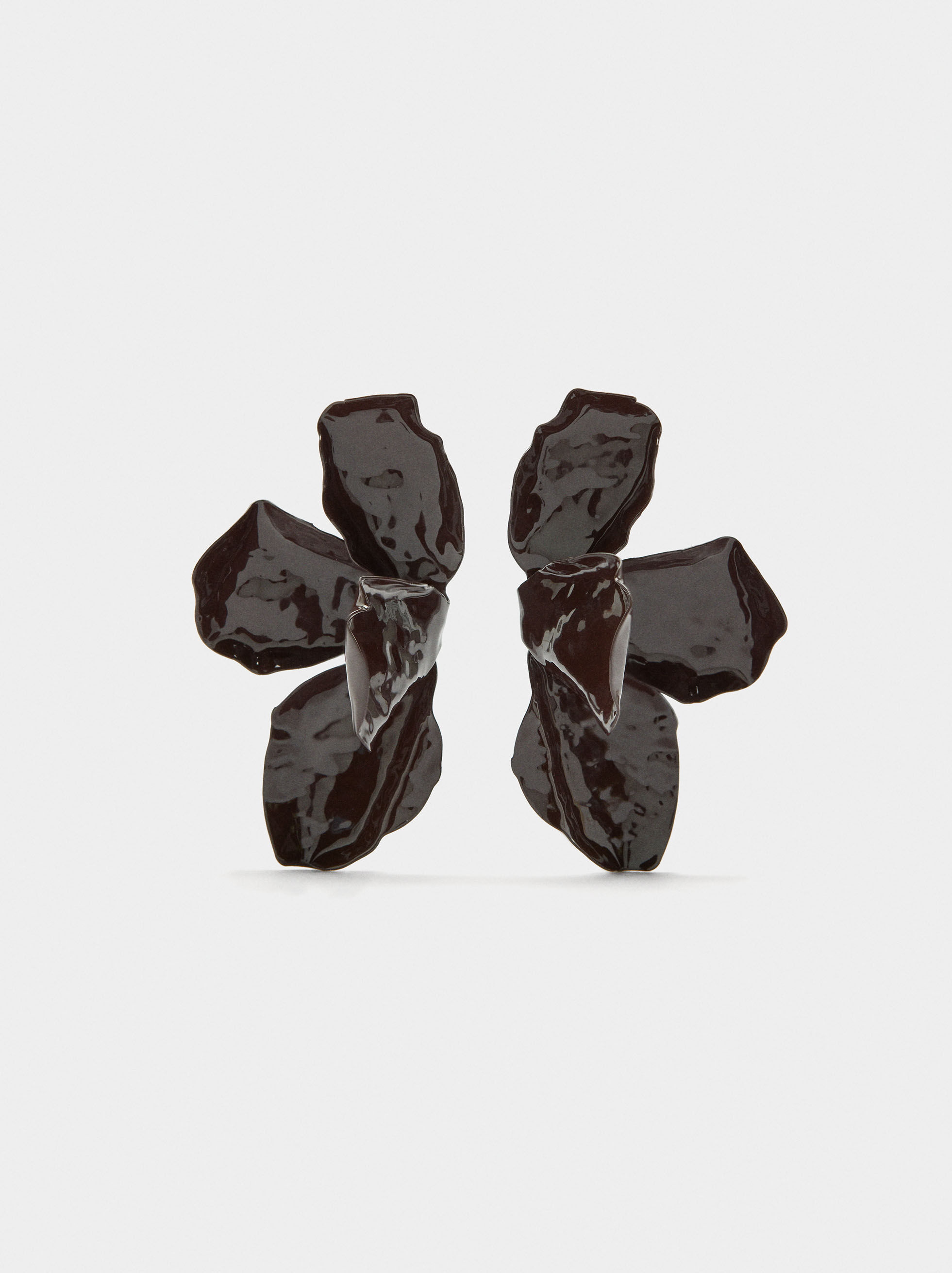 Aretes de media flor con relieve