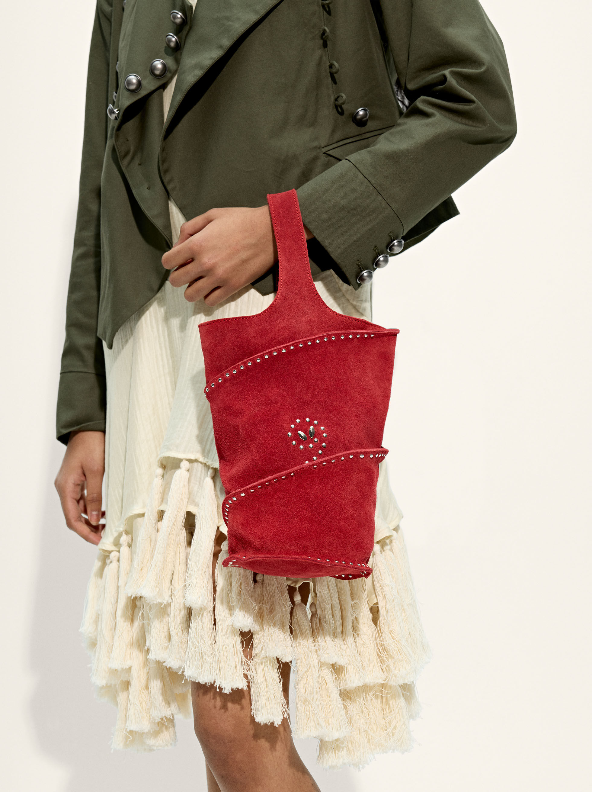 Bolso de mano cilíndrico de cuero con tachas