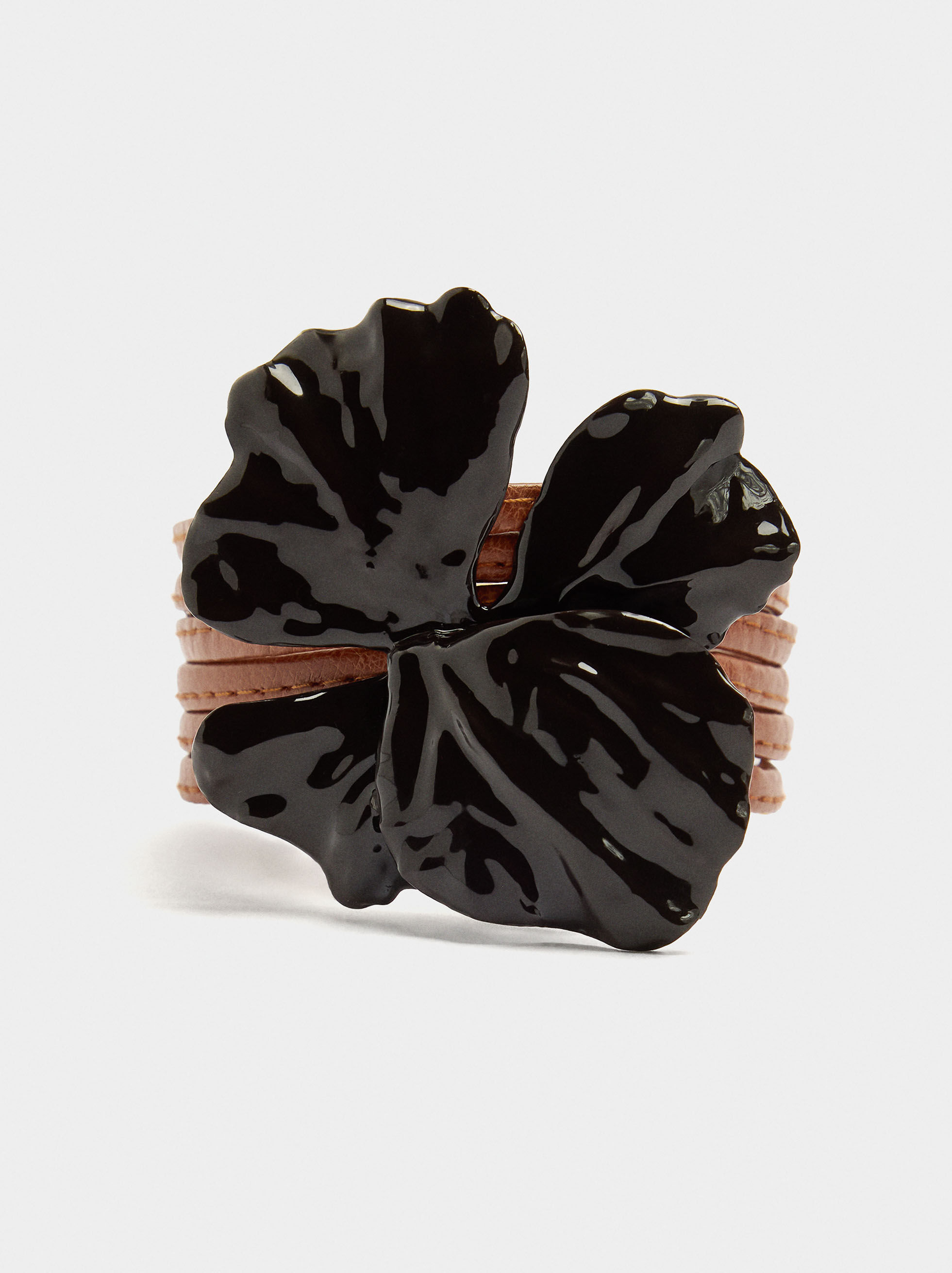 Pulsera floral con esmalte