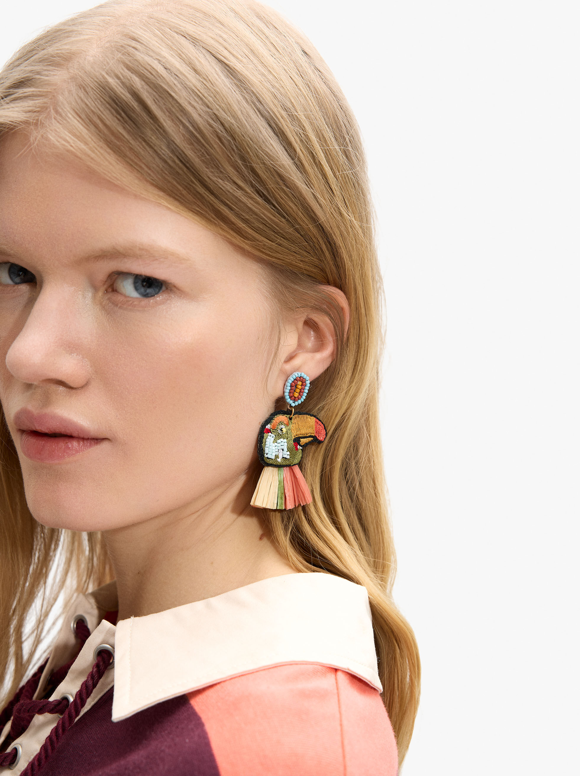 Aretes maxi pájaro con rafia