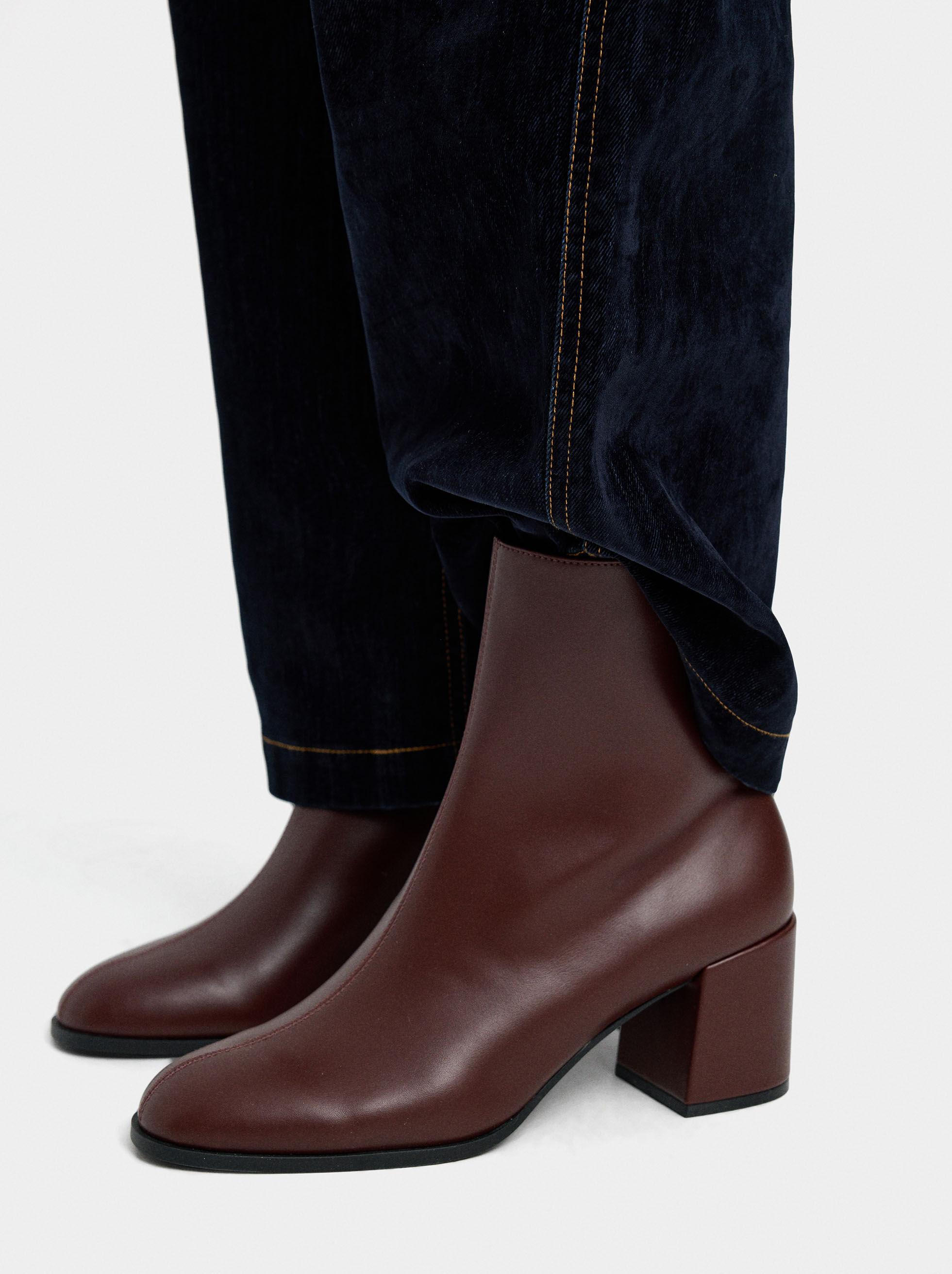 Botines de tacón ancho con puntadas