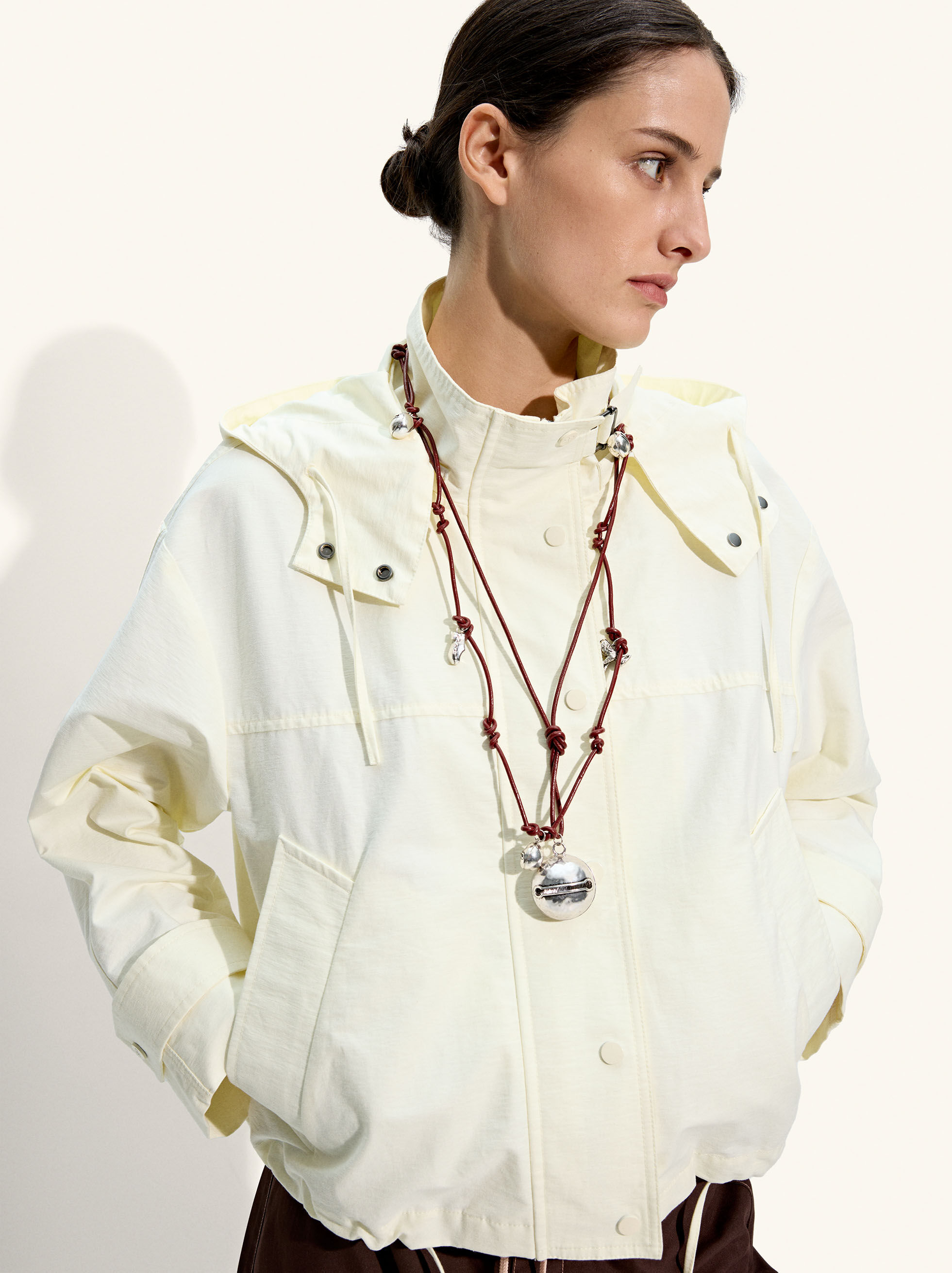 Chaqueta con capucha y cuello alto