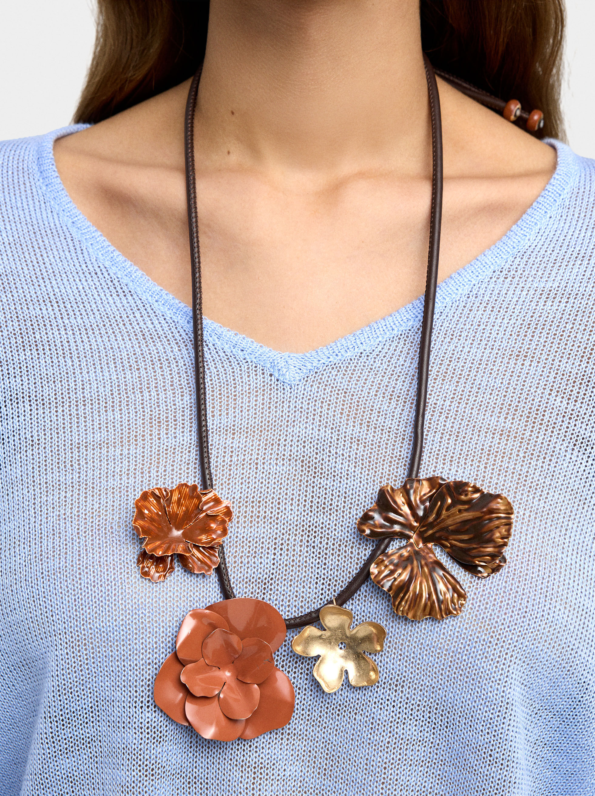 Collar de cordón con flores esmaltadas