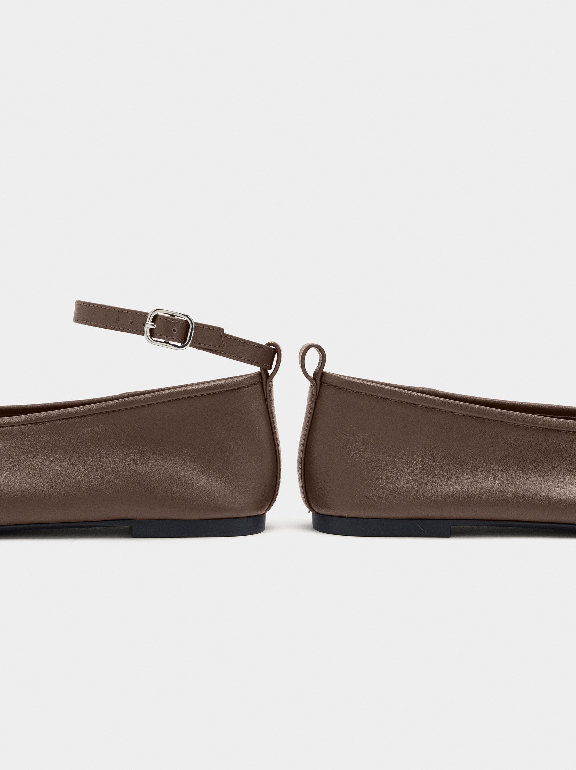 Zapatillas de cuero con cinta y hebilla