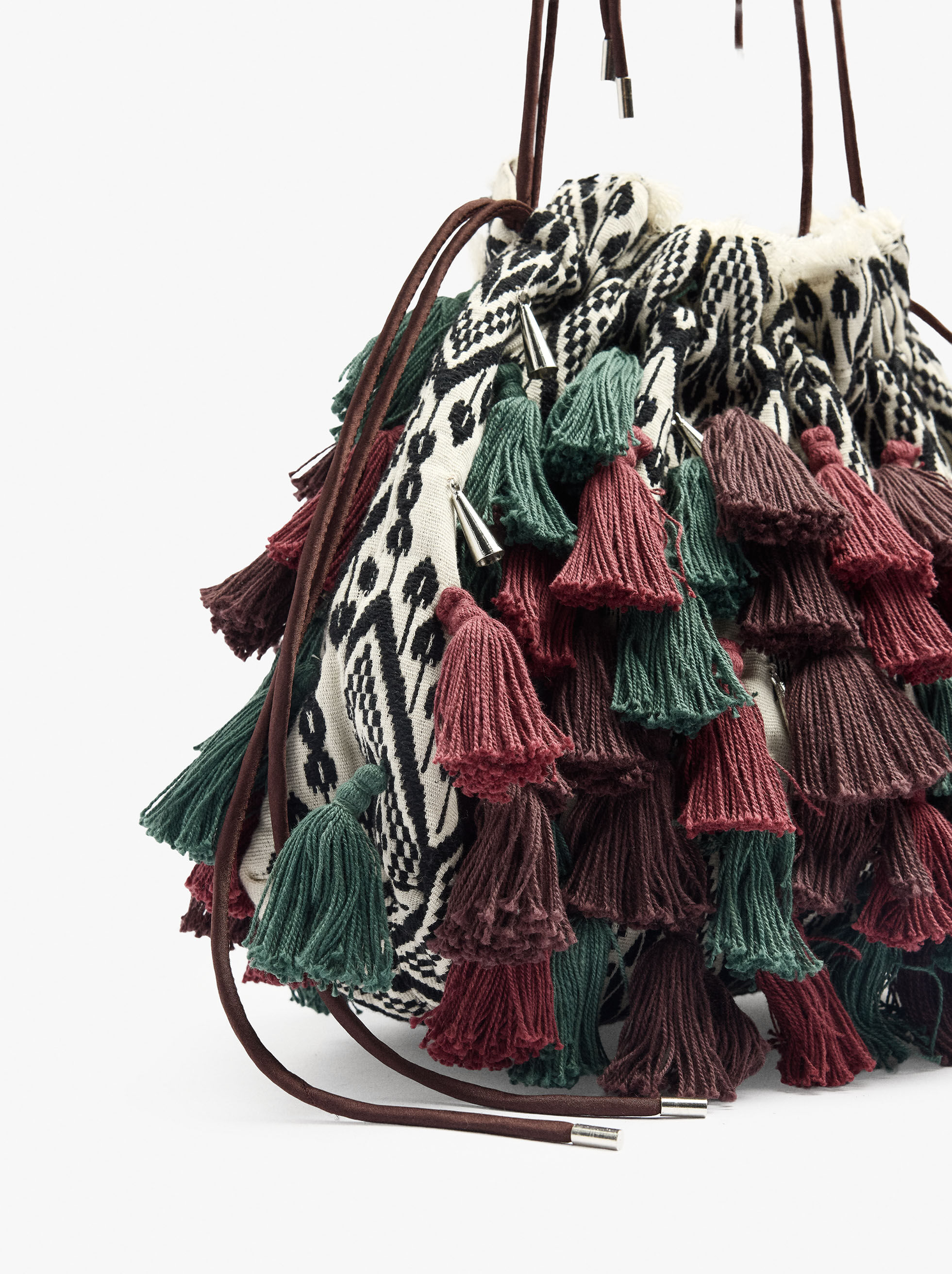 Bolso de fiesta de tela con borlas