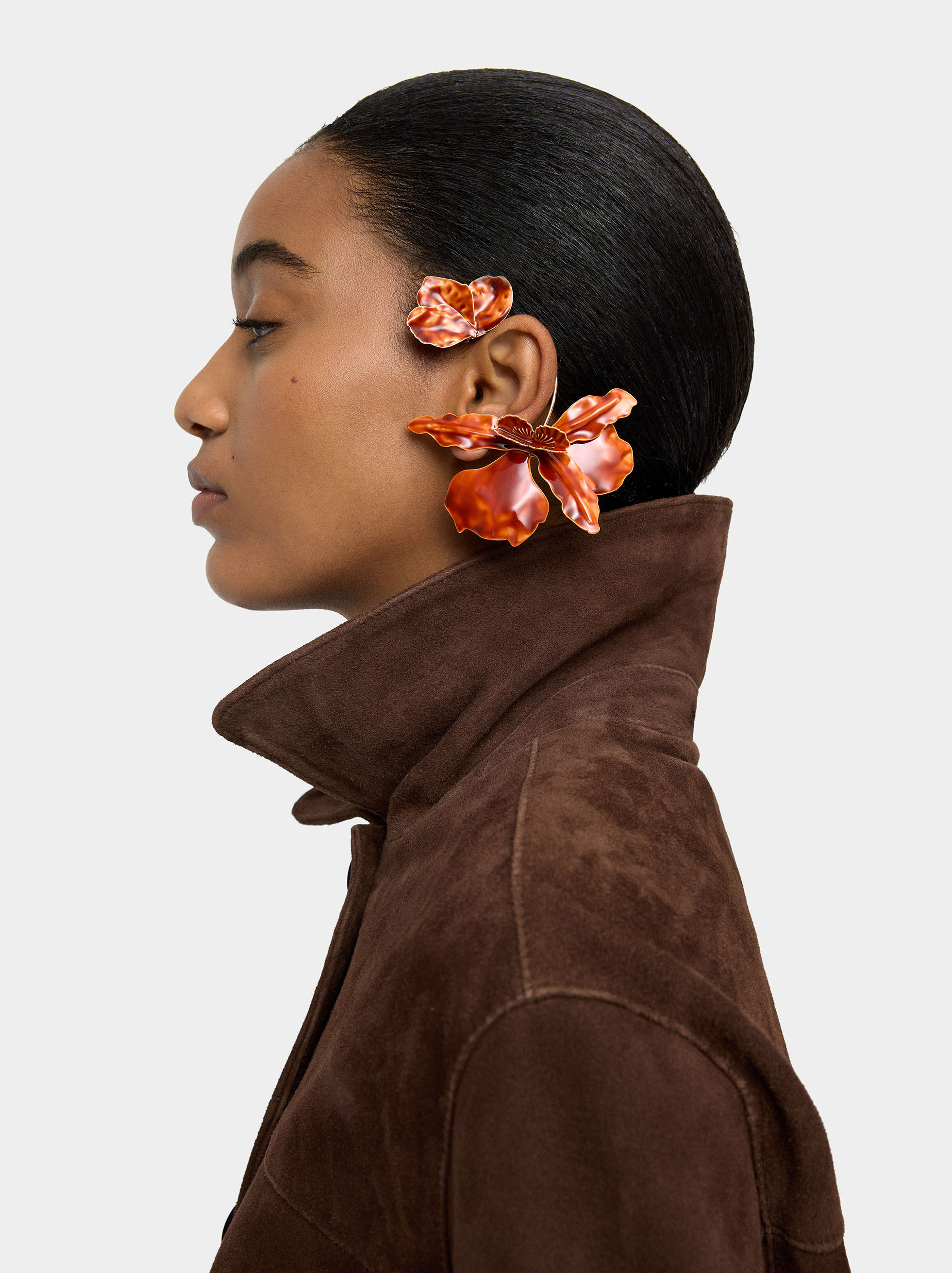 Pendiente tipo earjacket con flores esmaltadas