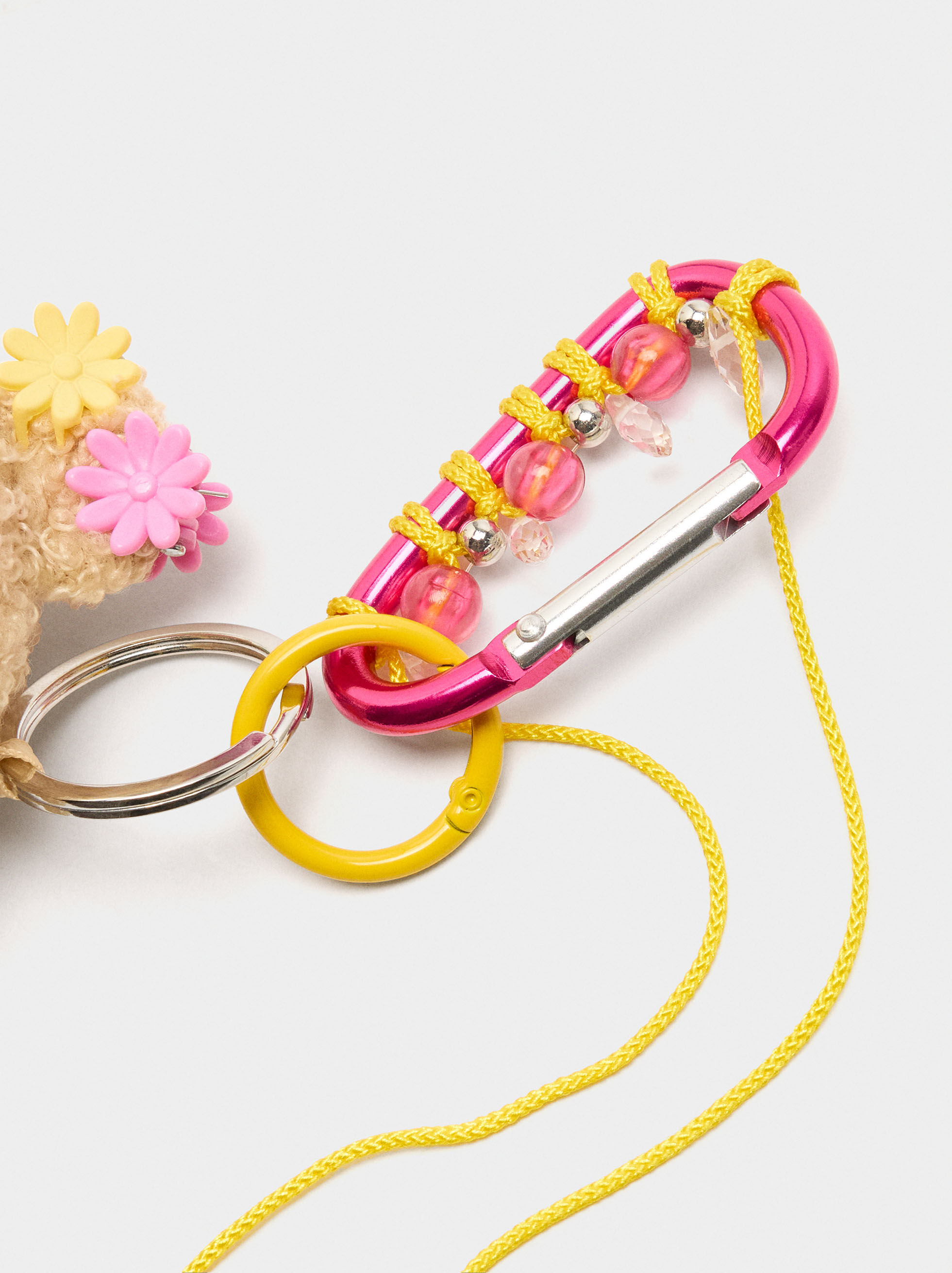 Llavero charm osito con auriculares