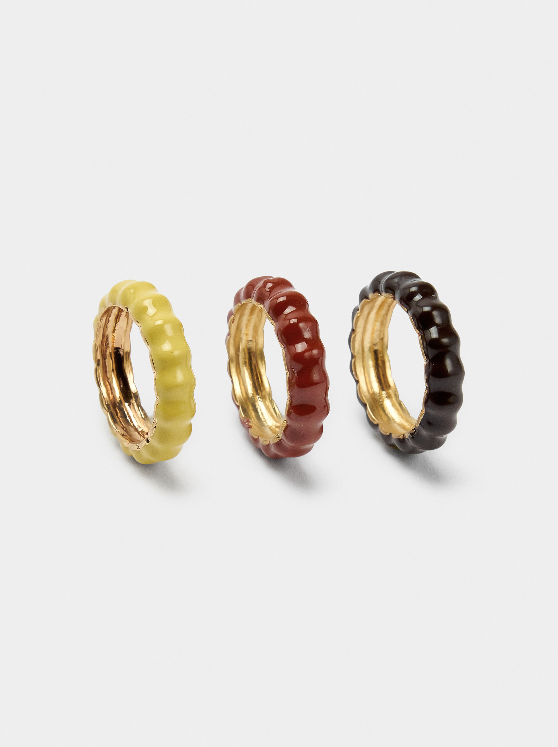 Conjunto de anillos con ondas y esmalte