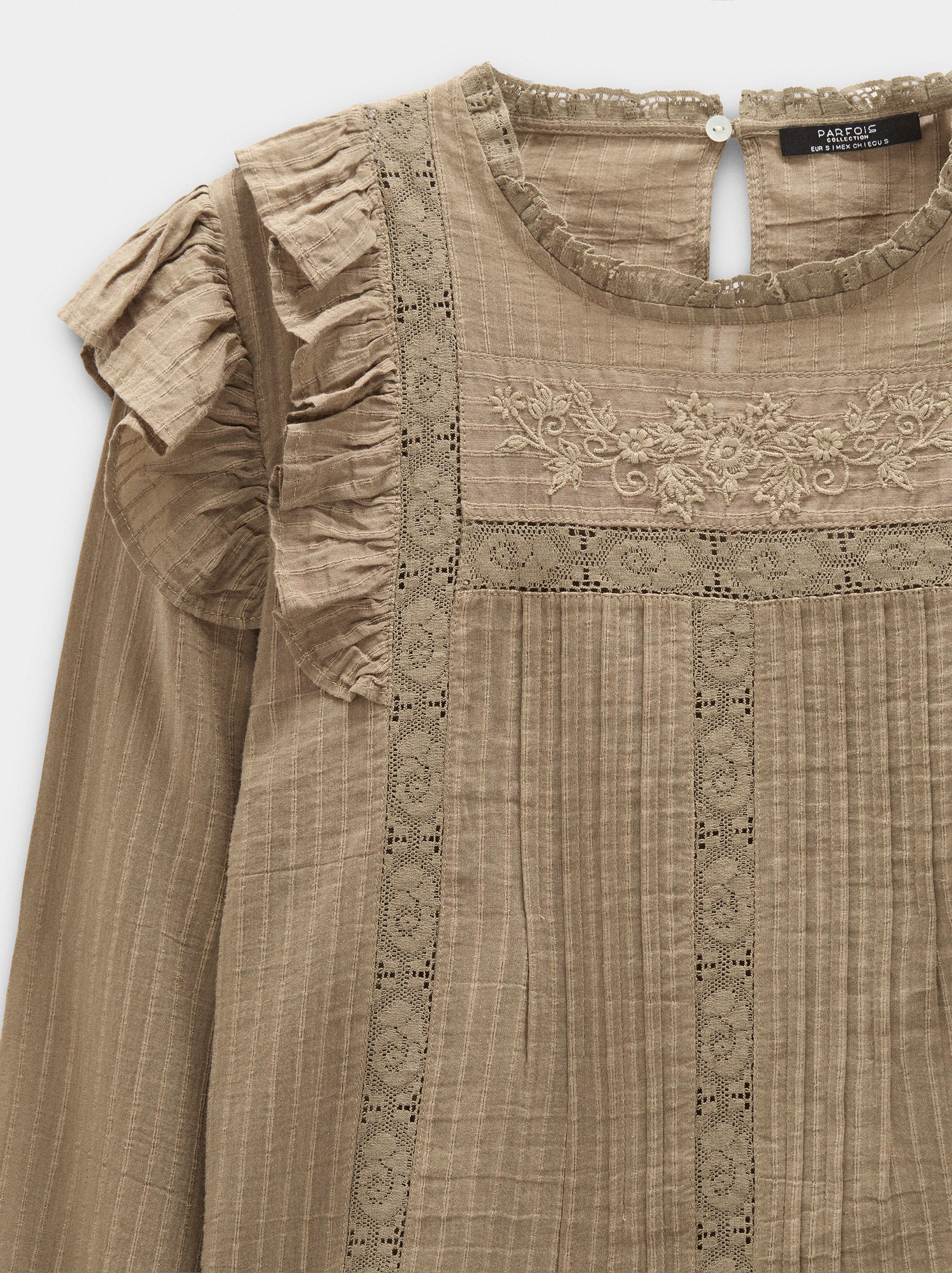 Blusa con bordados y volantes