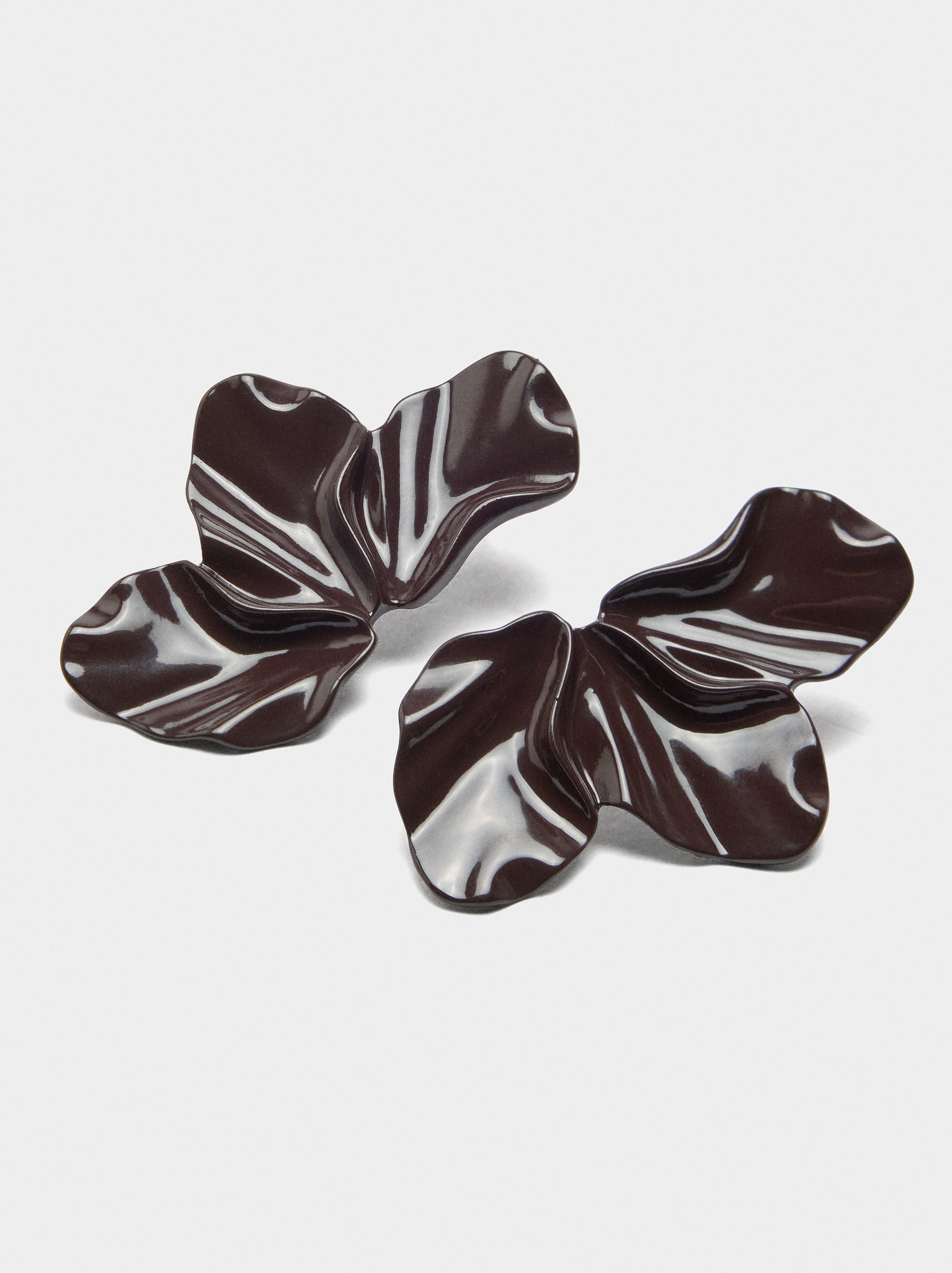 Aretes de flor esmaltada con perlas