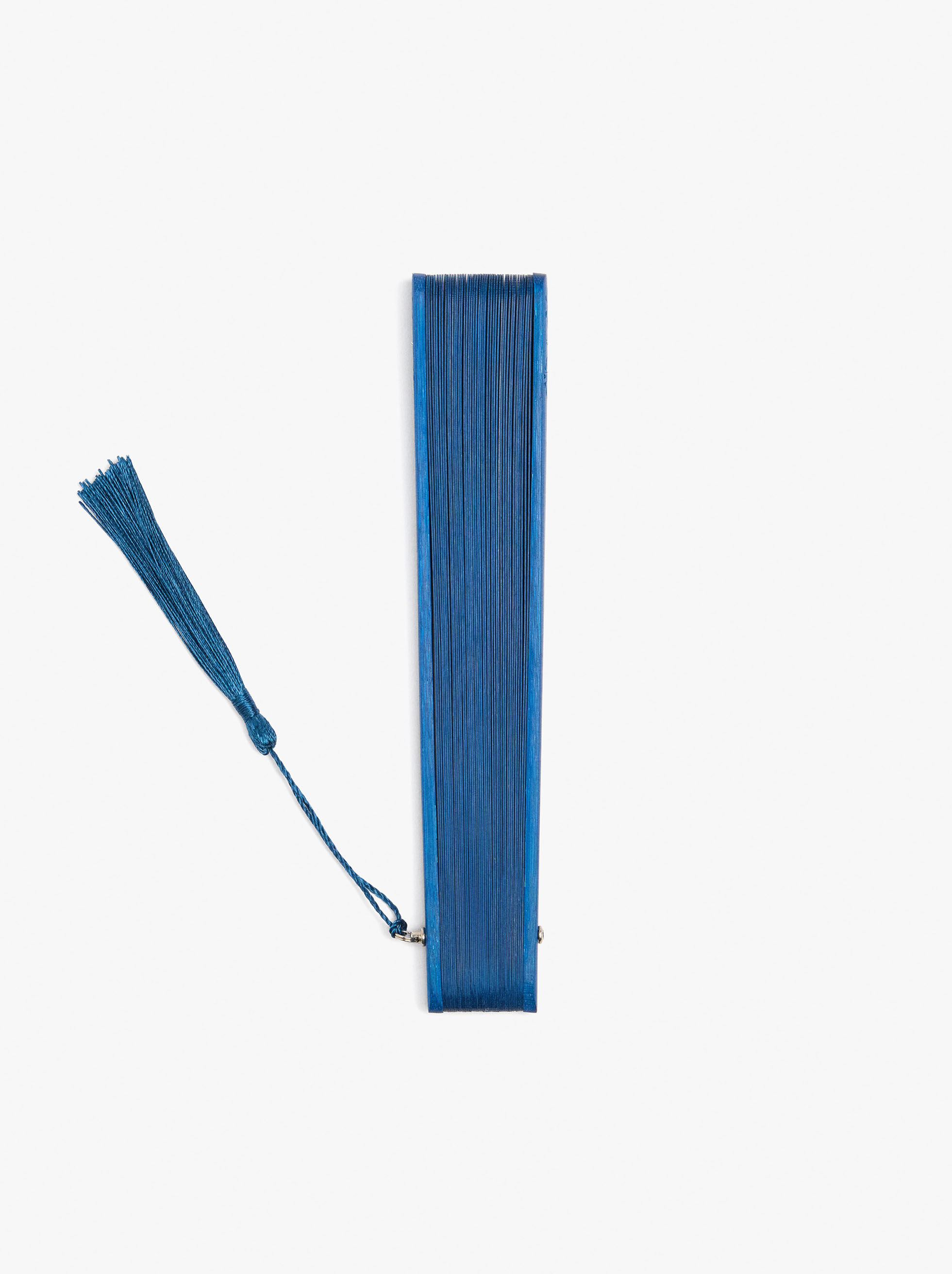 Abanico de bambú con perforaciones