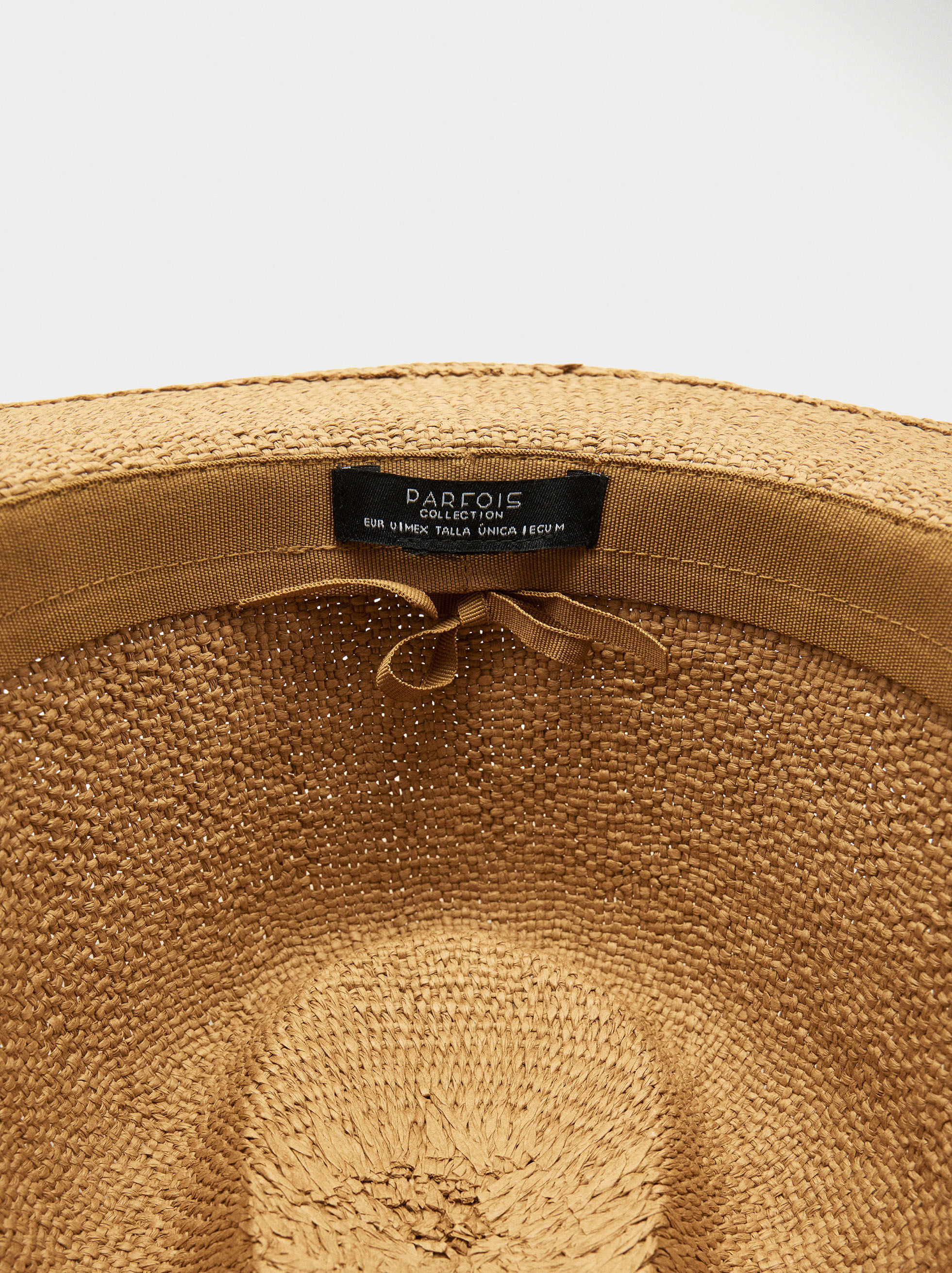 Sombrero de aspecto de paja con cordón y charms