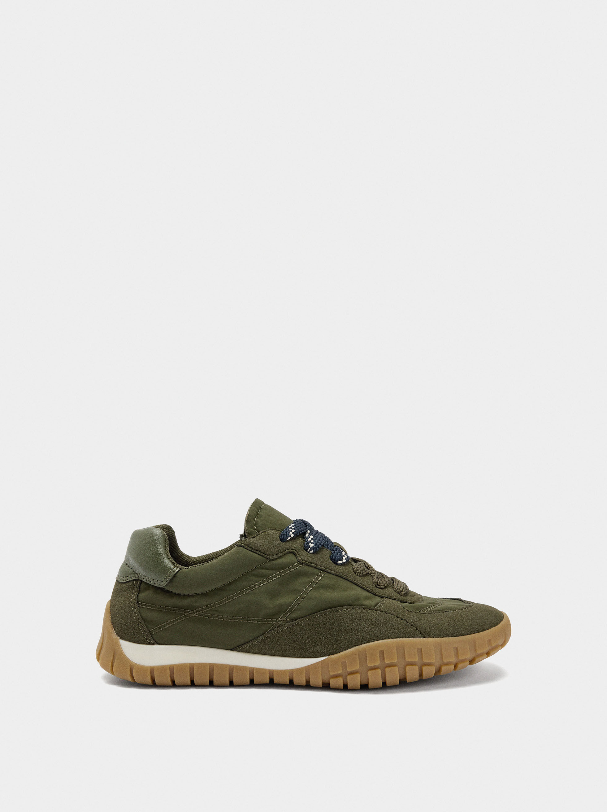 Zapatillas monocromáticas