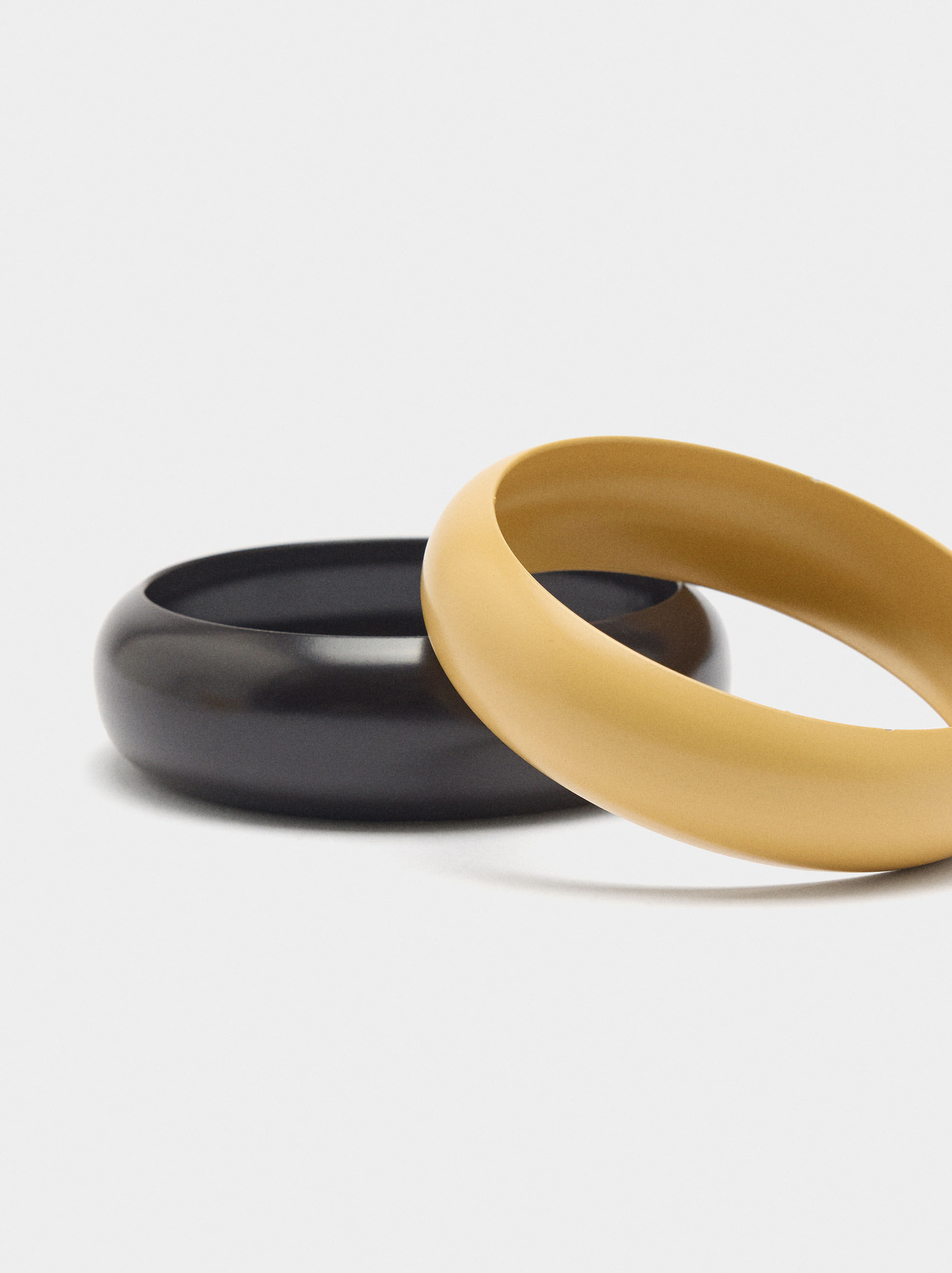 Juego de pulseras con esmalte