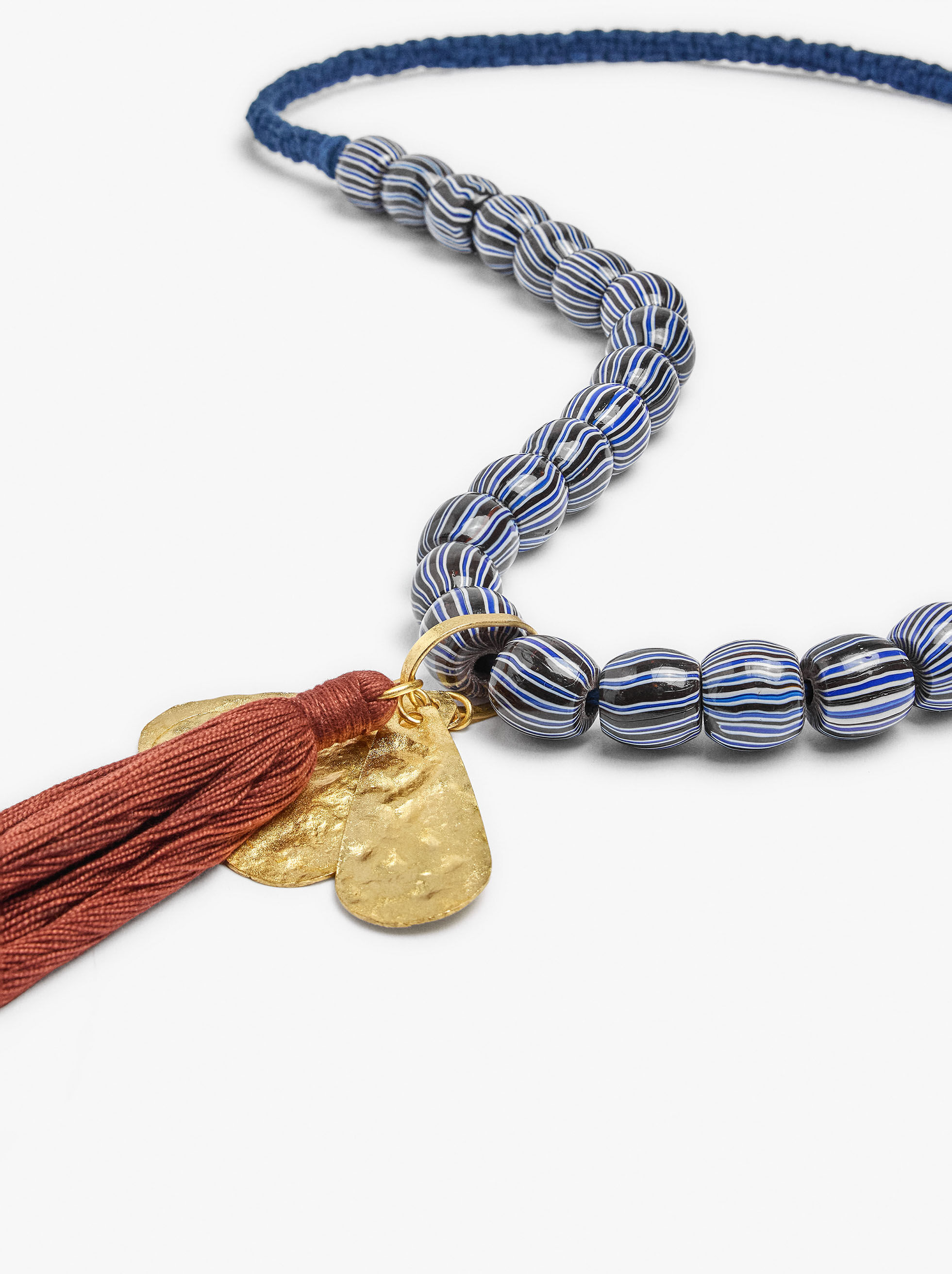 Collar con cuentas de vidrio colgante con borla