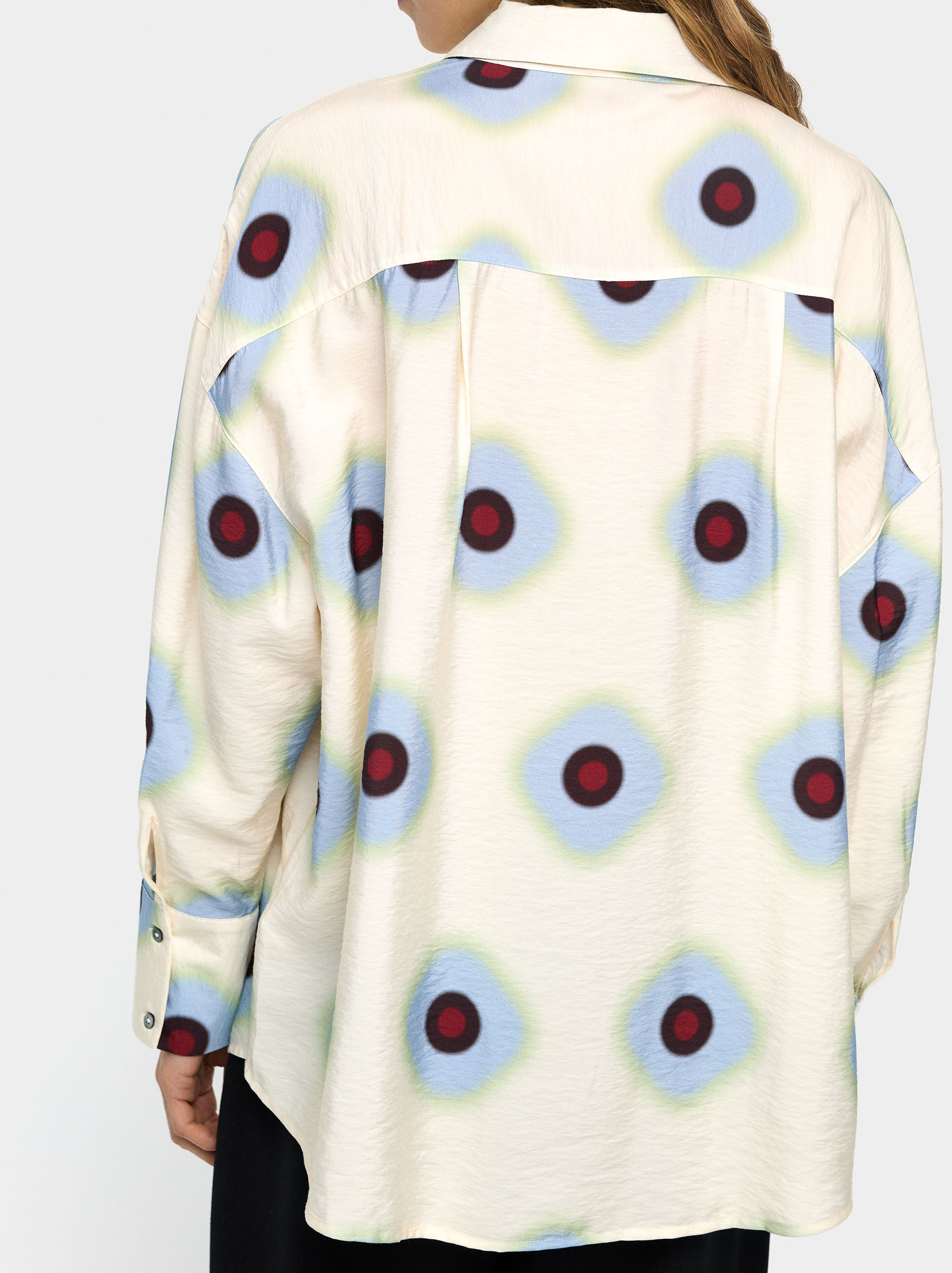 Camisa con estampado de círculos