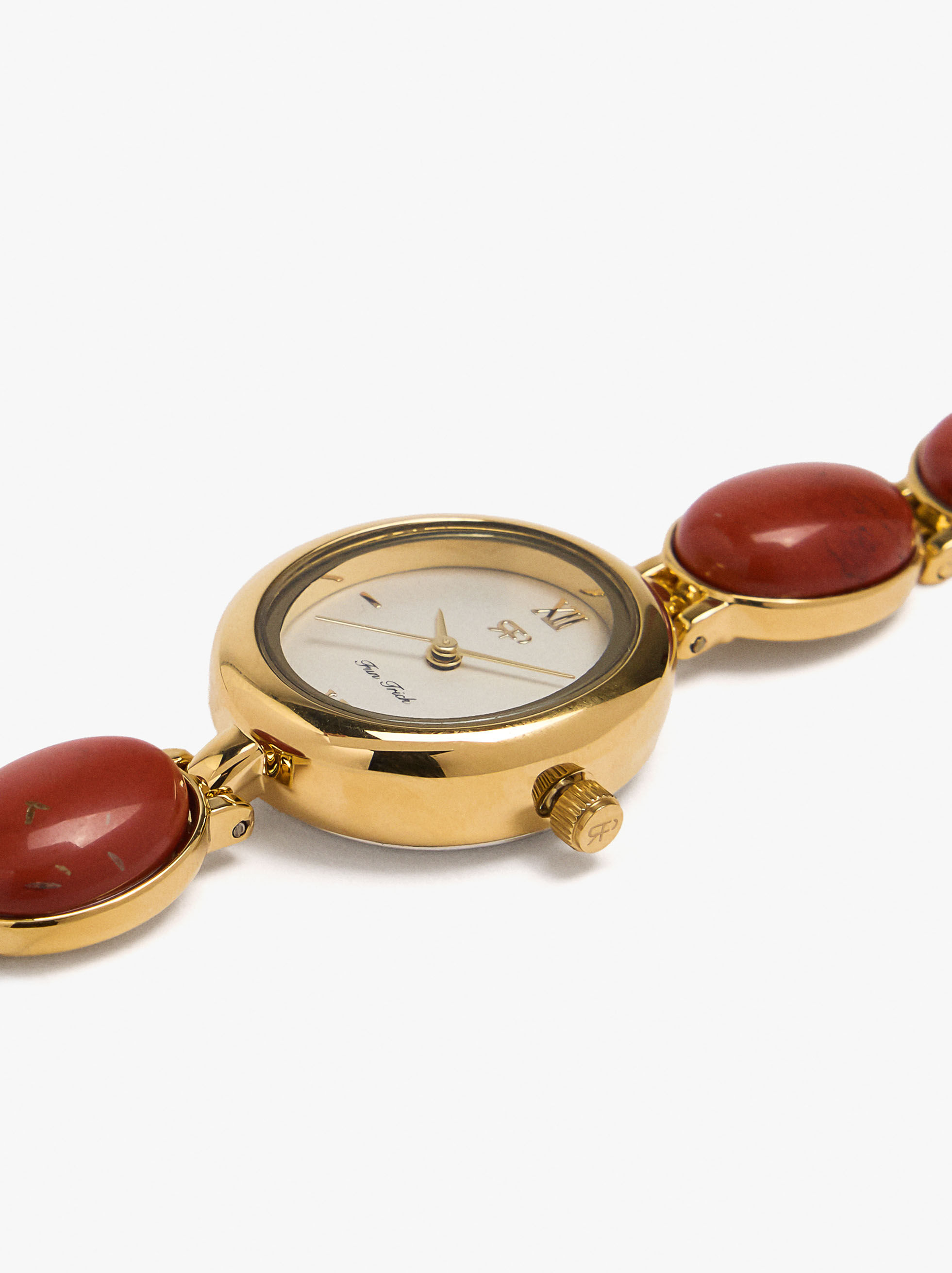Reloj oval con pulsera de piedras