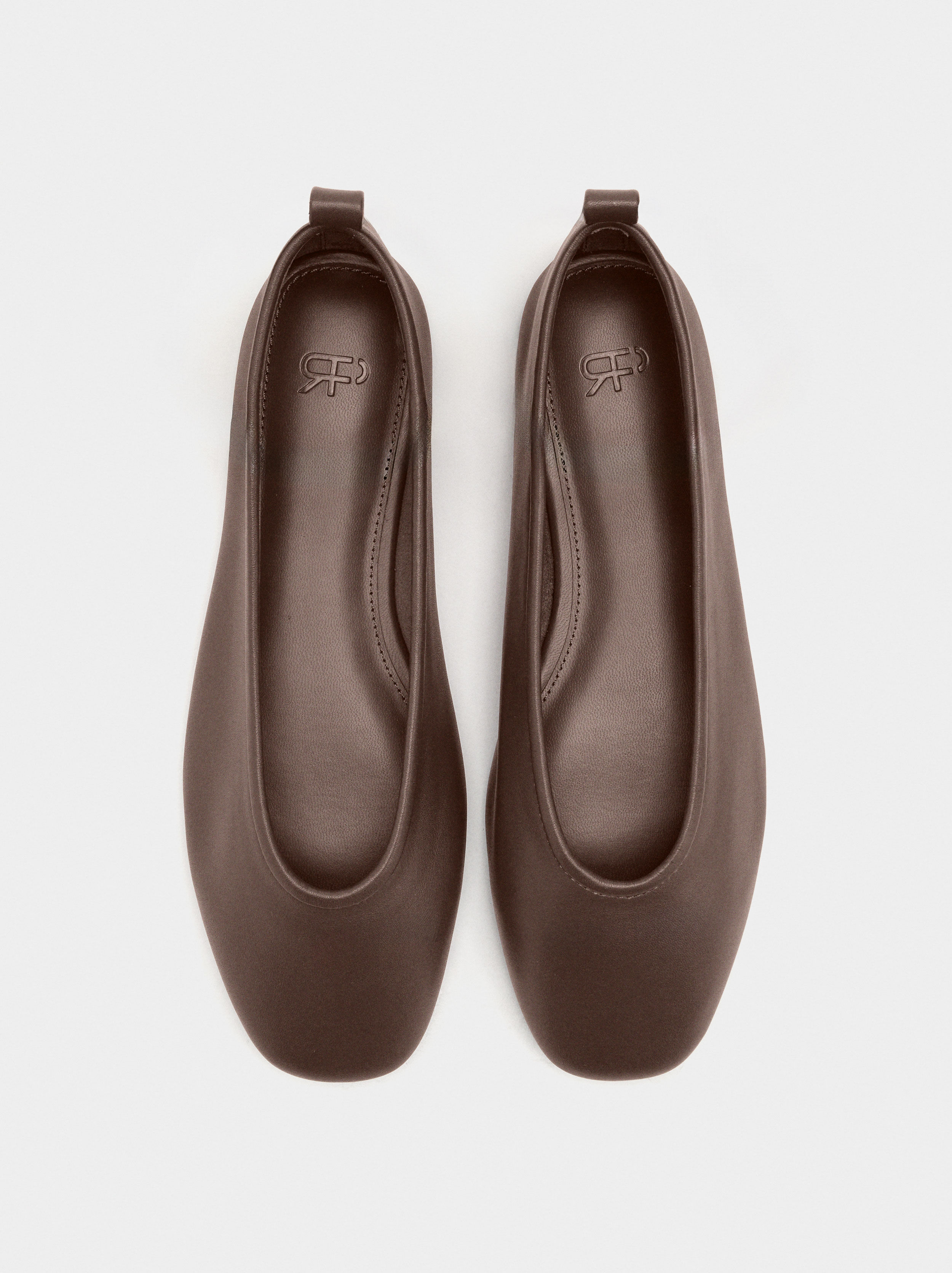 Zapatillas de cuero con cinta y hebilla