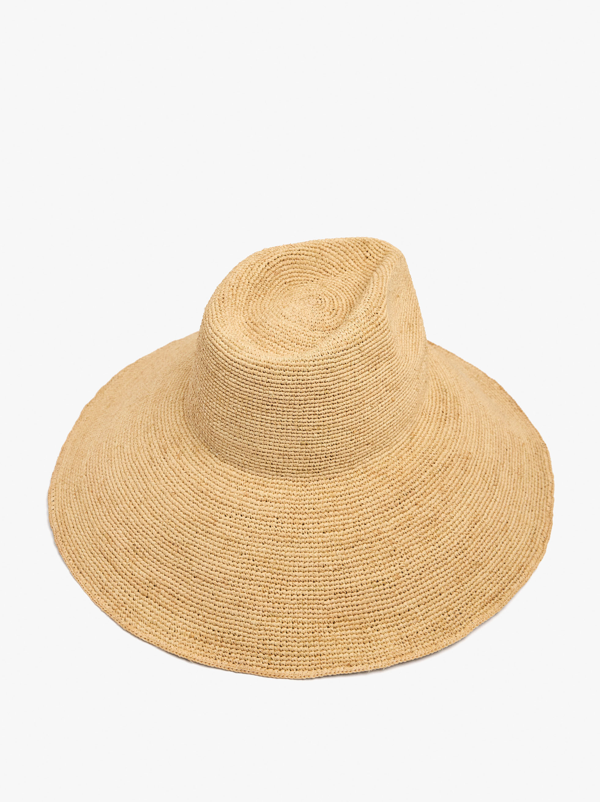 Sombrero de paja con ala ancha