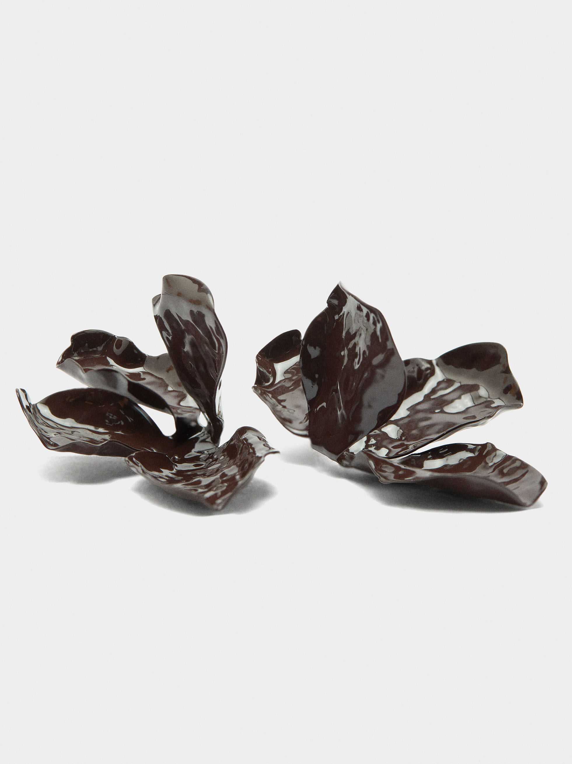 Aretes de media flor con relieve