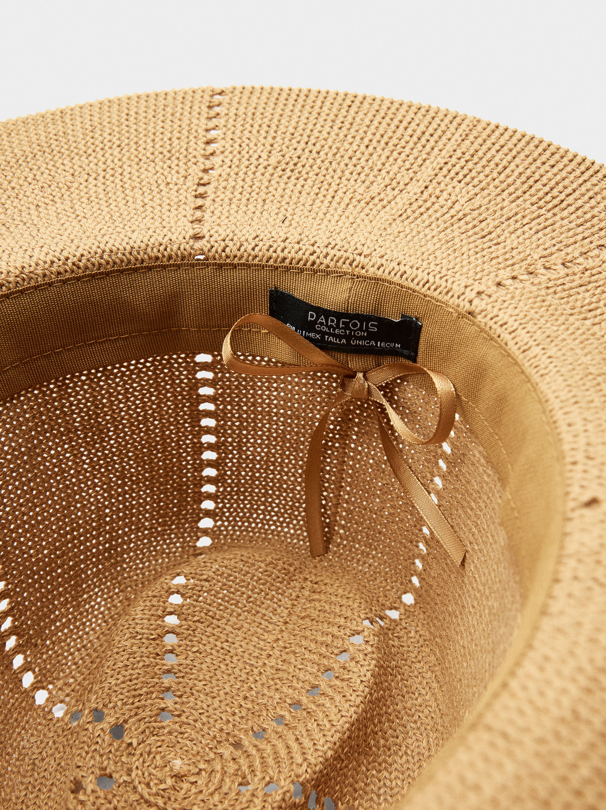 Sombrero de malla con detalles de cuentas