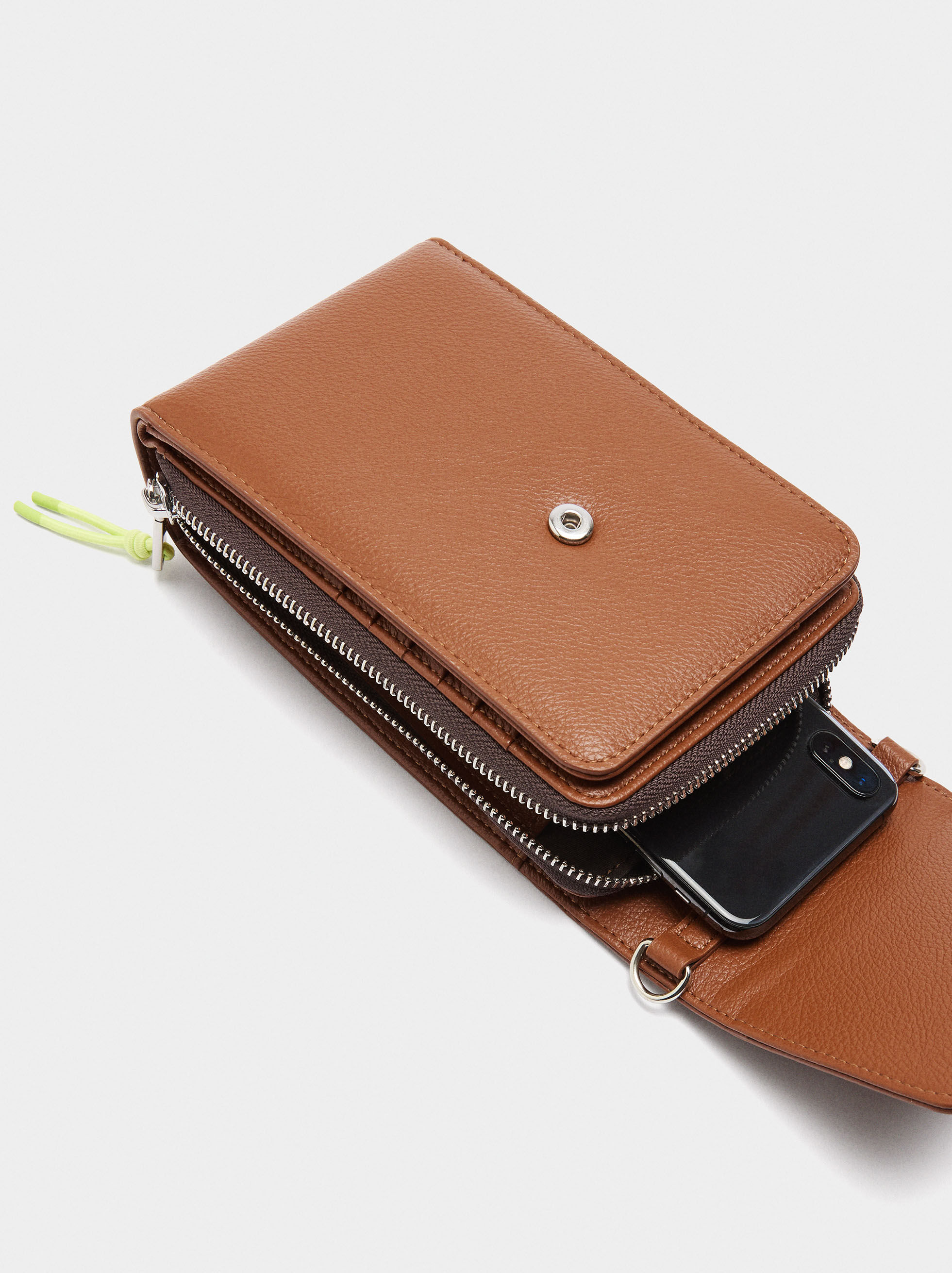 Bolsa para teléfono móvil con textura y solapa